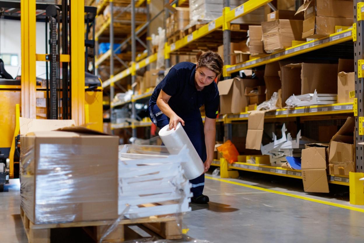 How to Wrap a Pallet Correctly with Hand Stretch Film: A Step-by-Step Guide